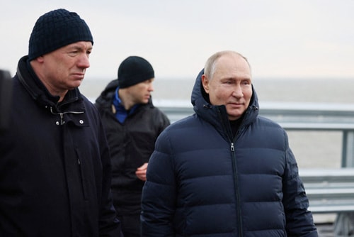 Tổng thống Putin đi bộ trên cầu Crimea sửa chữa gần xong