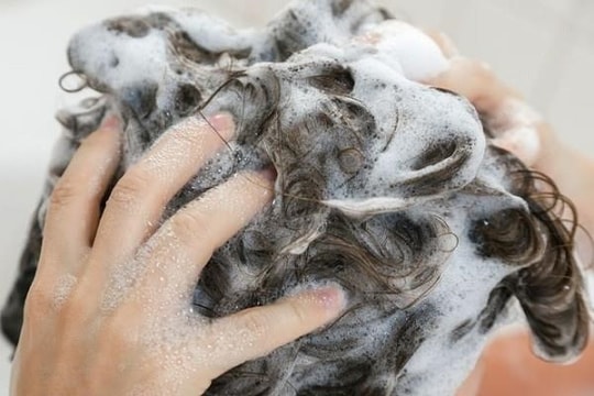 Vào mùa đông, có 3 khung giờ không nên gội đầu