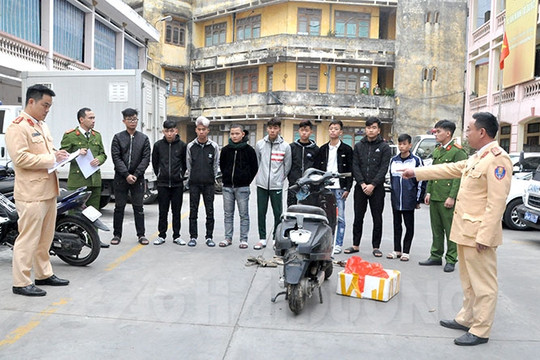 9 đối tượng dùng chai bia thủy tinh đuổi đánh người khác bị khởi tố