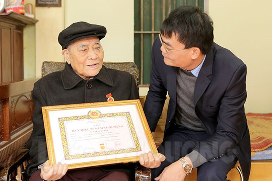 567 đảng viên ở Gia Lộc được trao Huy hiệu Đảng