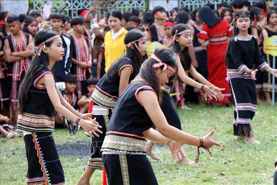Kon Tum chú trọng đưa cồng chiêng, múa xoang vào trường học