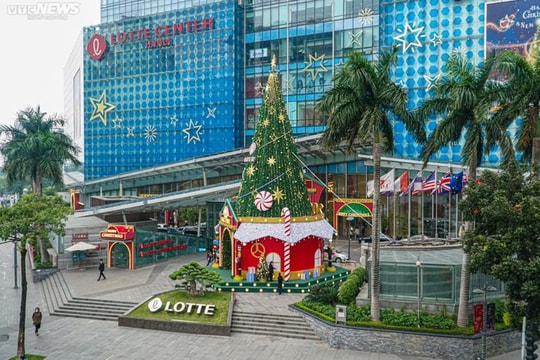 Những cây thông Noel khổng lồ rực rỡ đón Giáng sinh
