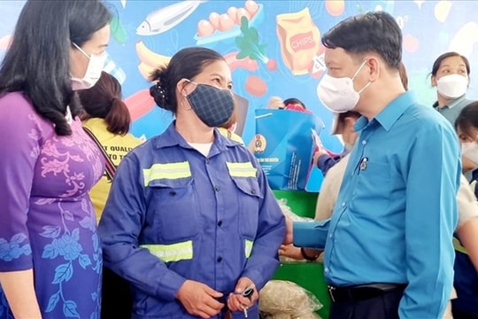 Quan tâm công nhân, lao động bị mất việc,  giảm việc 