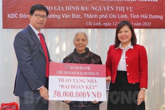 Agribank Hai Duong II jointly hands over 10 “great unity” houses