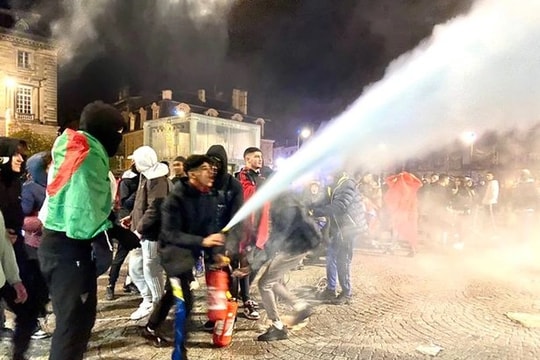 Bạo loạn kinh hoàng trong ngày Morocco gục ngã trước Pháp