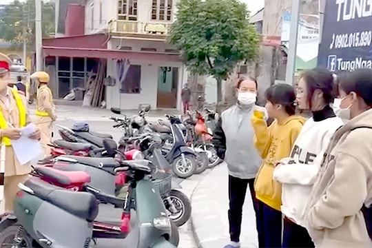 [Video] Nhiều học sinh không đội mũ bảo hiểm