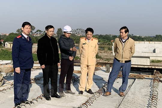 Chính quyền cơ sở cần chủ động hơn trong xử lý vi phạm hành lang an toàn giao thông