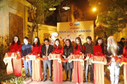Lần đầu tiên ra mắt tour đêm du lịch văn học ''chữ Tâm, chữ Tài''