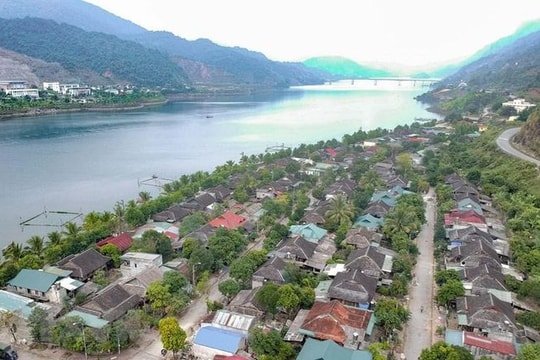 Độc đáo phố nhà sàn mái đá bên hồ thủy điện Sơn La