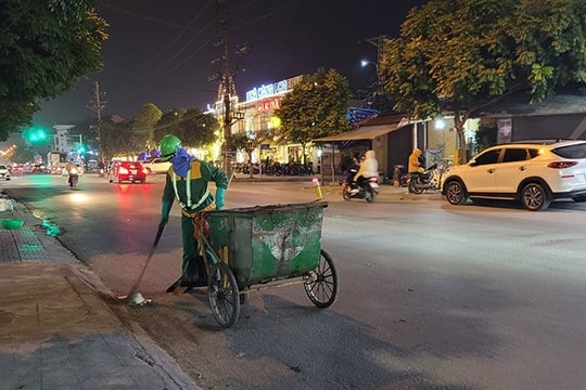 Nhớ nghe em tiếng chổi tre chị quét!