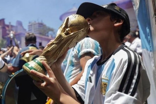 Biển người chào đón Argentina mang Cup về nhà