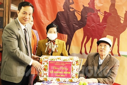 Mr. Trieu The Hung pays visits, presents gifts on Christmas occasion