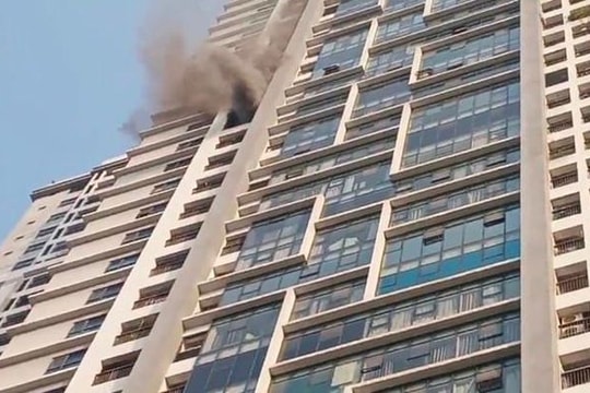Nghi mâu thuẫn gia đình, người đàn ông say rượu phóng hỏa đốt căn hộ chung cư