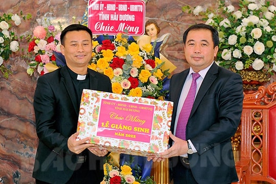 Provincial Party Committee Secretary Tran Duc Thang visits, congratulates some priests on Christmas