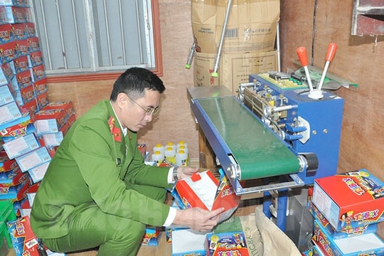 Thu giữ hơn 2,5 tấn bánh kẹo không rõ nguồn gốc tại một cơ sở kinh doanh ở Tứ Kỳ