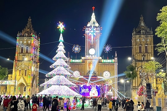 [Video] Lung linh đêm Noel tại nhà thờ Kẻ Sặt