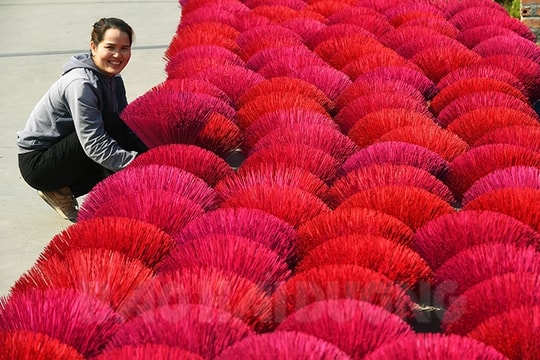 [Photos] Incense “capital” busy with New Year season