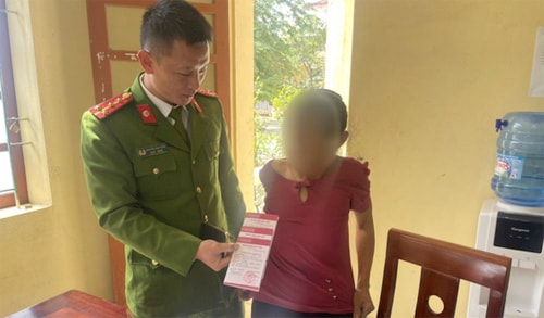 Cụ bà mang 3 sổ tiết kiệm hơn nửa tỷ đồng gửi cho kẻ lừa đảo, may gặp công an