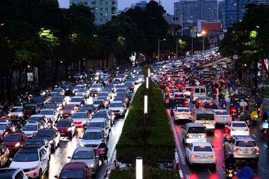 Tắc đường giờ tan tầm, người Hà Nội chôn chân dưới mưa rét