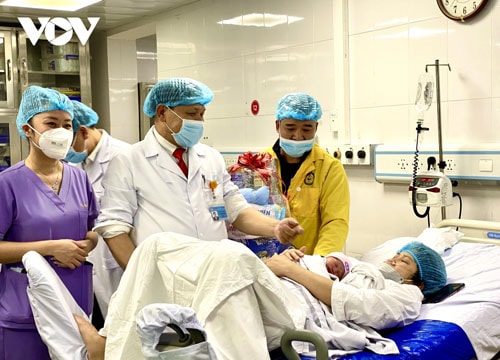 Cháu bé đầu tiên chào đời năm 2023 tại Bệnh viện Phụ sản Trung ương quê Thanh Miện