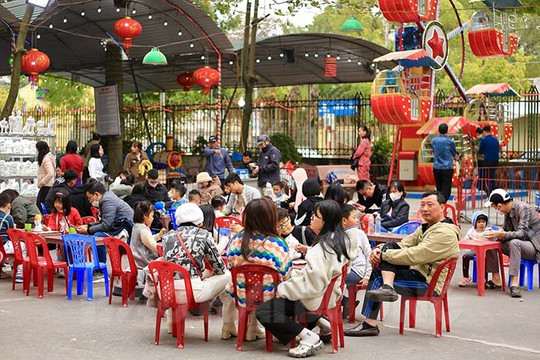 Các điểm vui chơi đông khách, di tích vắng hơn