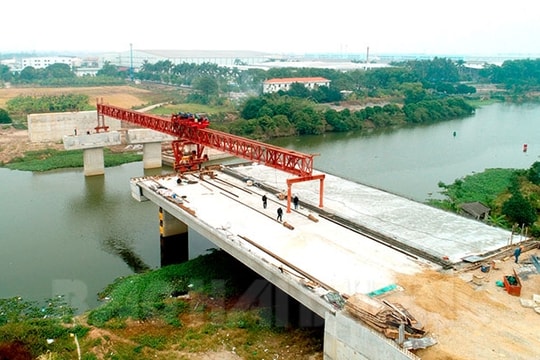 Tất bật công trường thi công cầu qua sông Sặt