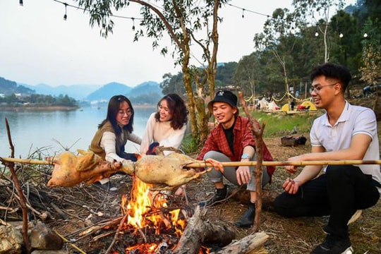 Người Hà Nội cắm trại, ngủ qua đêm bên hồ đẹp nhất ở Sóc Sơn ngày nghỉ Tết