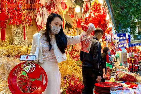 Phố Hàng Mã rực sắc đỏ chào đón Tết Quý Mão 2023