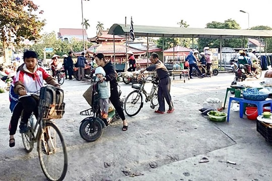 Bán hàng trước thủy đình phường rối nước Hồng Phong 