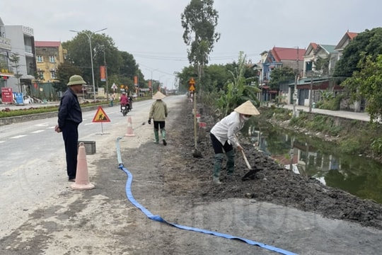 Bùn đất lấn chiếm lòng đường tỉnh 394 đã được dọn sạch