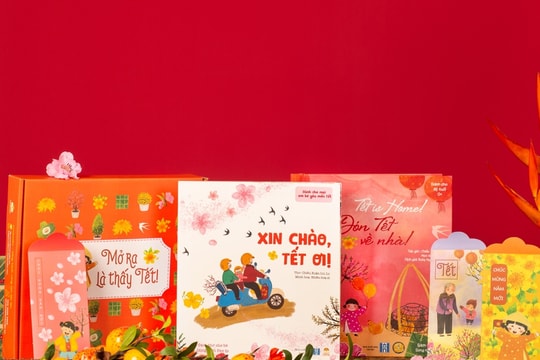 ​Giới thiệu sách về Tết cổ truyền tại trưng bày báo xuân Quý Mão