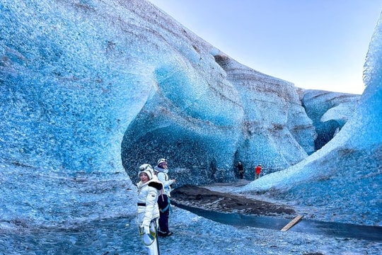 Hang động băng đẹp siêu thực, huyền bí như thế giới khác ở Iceland
