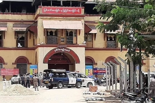 Bạo loạn ở nhà tù Myanmar, hơn 60 người bị thương