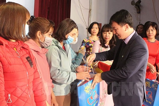 [Video] "Tết sum vầy - xuân gắn kết" cho công nhân khó khăn