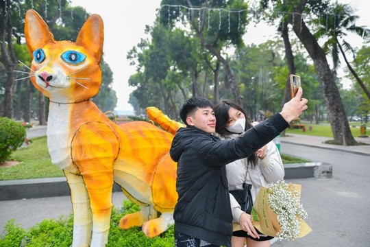 Linh vật mèo với hình dáng khác thường gây tranh cãi ở Hà Nội
