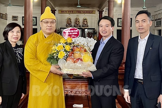 Thăm, tặng quà các chức sắc tôn giáo nhân dịp Tết Nguyên đán 