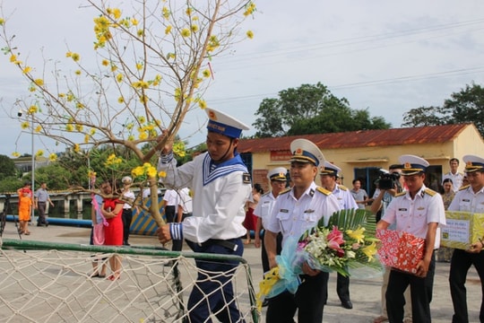 Những con tàu mang Tết đến Trường Sa