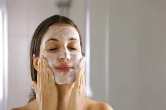 Nên rửa mặt bao nhiêu lần trong một ngày?