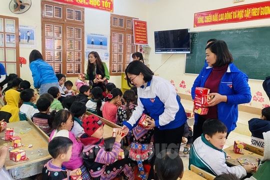 Tuổi trẻ Cẩm Giàng, Nam Sách tặng quà học sinh vùng cao
