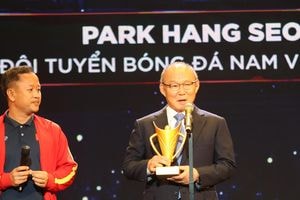 Huấn luyện viên Park Hang Seo nhận Cúp Chiến thắng trước trận đấu Thái Lan
