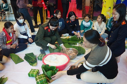 Trẻ mồ côi, hoàn cảnh khó khăn được gói bánh chưng và tặng quà Tết