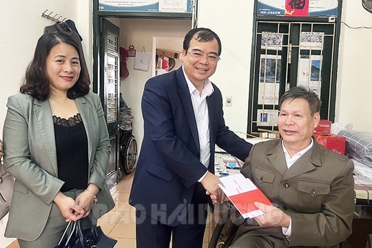 Phó Chủ tịch UBND tỉnh Nguyễn Minh Hùng thăm, tặng quà thương binh