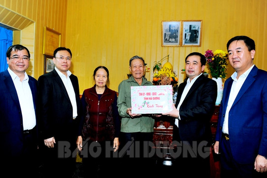 [Video] Các đồng chí Thường trực Tỉnh ủy Hải Dương thăm, tặng quà Tết cho người có công, người cao tuổi tiêu biểu