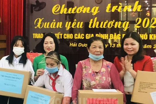 Câu lạc bộ Nhà báo nữ Hải Dương tặng quà Tết cho người khó khăn
