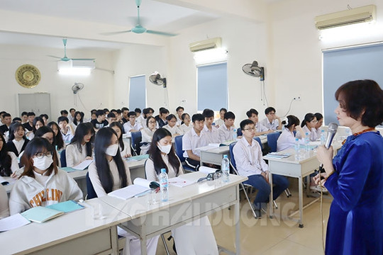 52 học sinh ưu tú Trường THPT Nguyễn Du được bồi dưỡng nhận thức về Đảng