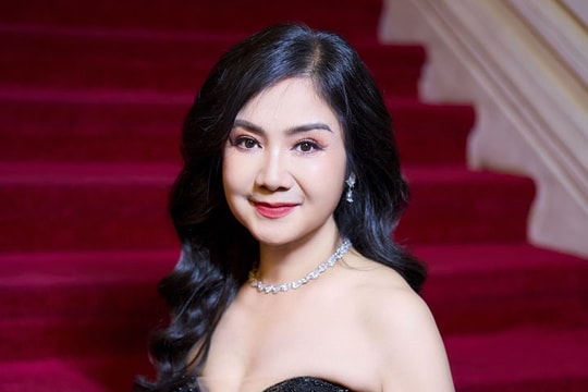 NSND Thu Hà khoe vai trần gợi cảm ở tuổi 54