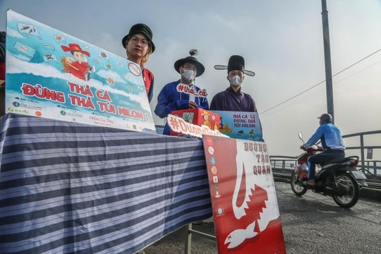 Hà Nội ngăn thả cá ở hồ Tây ngày 23 tháng Chạp