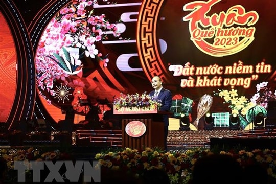 Chủ tịch nước Nguyễn Xuân Phúc dự chương trình nghệ thuật “Xuân Quê hương” 2023