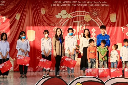Thanh niên Báo Hải Dương phối hợp trao quà Tết cho gia đình khó khăn