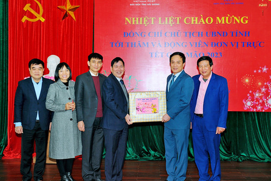 Đồng chí Chủ tịch UBND tỉnh Triệu Thế Hùng thăm, tặng quà một số đơn vị trực tiếp phục vụ Tết